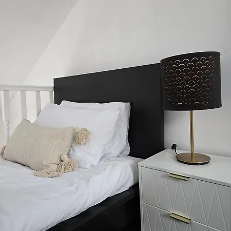 Stylish Mezzanine Centre Apartment *