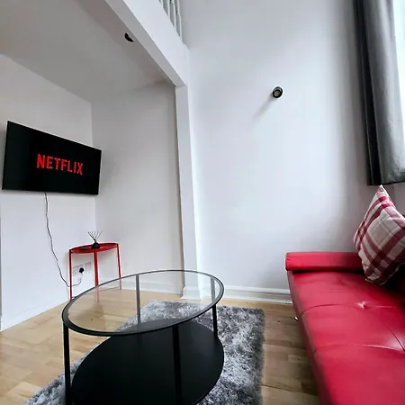Stylish Mezzanine Centre Apartment *